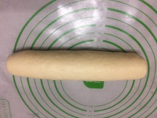 8、紫薯原味拼色梅花吐司（中种法）,把面片卷成圆筒状，收口的地方稍微捏合一下。
