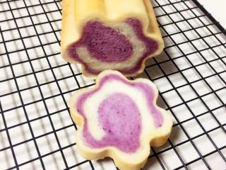 12、紫薯原味拼色梅花吐司（中种法）,放至稍微有点余温时可以切片食用了。