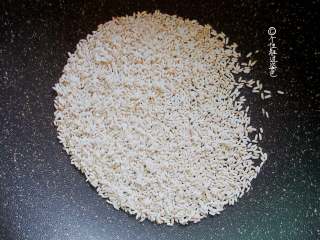 2、蒸糯米蛋糕,炒至微微发黄