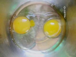 4、蒸糯米蛋糕,在打蛋盆中打入2个鸡蛋，加入15克白砂糖打发