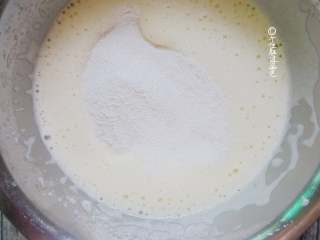 6、蒸糯米蛋糕,加入糯米粉，用刮刀搅拌均匀无干粉。