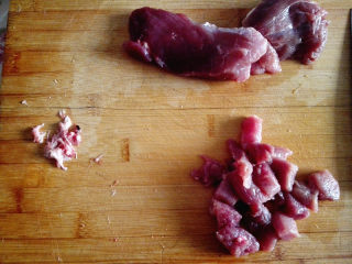 2、肉 松,将猪肉中的肉筋去除,切成小块,大约1.5厘米见方,再次冲洗干净,