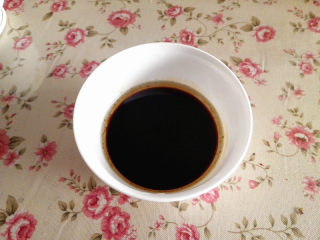 7、肉 松,酱油,糖,玉米油放在一起搅拌均匀,