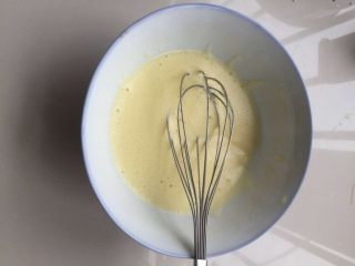 4、肉松小贝,手动搅打到有点挂壁的状态