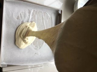11、肉松小贝,将蛋糕液垂直倒入烤盘中(可以消除大气泡)