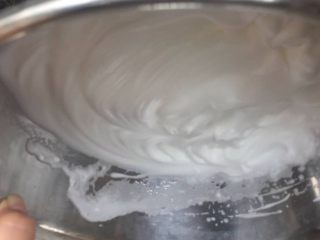 8、肉松小贝,蛋清盆倒扣过来不会流动