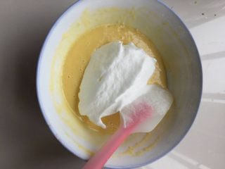 9、肉松小贝,将1/3的蛋白与蛋黄液翻拌均匀