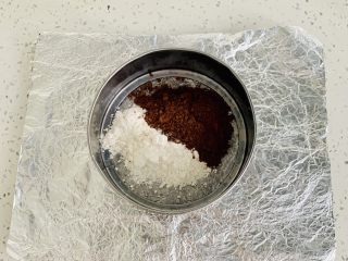 2、榛子????布朗尼蛋糕,低粉、可可粉过筛