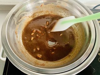 6、榛子????布朗尼蛋糕,加热至黄油与巧克力充分溶解