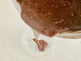 12、榛子????布朗尼蛋糕,装入提前准备好的裱花袋中