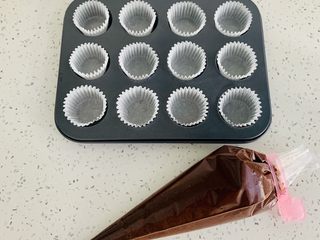 13、榛子????布朗尼蛋糕,模具中放好纸杯????方便脱模 当然了小小一个吃起来 不会有负担????????