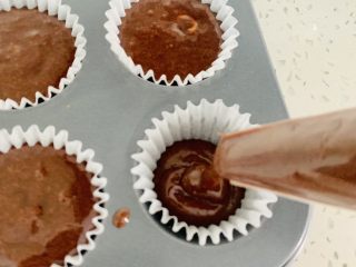 14、榛子????布朗尼蛋糕,裱花袋剪一刀 糕体挤入纸杯中九分满即可