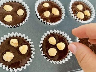 15、榛子????布朗尼蛋糕,放上坚固???? 这里你喜欢什么放什么就好