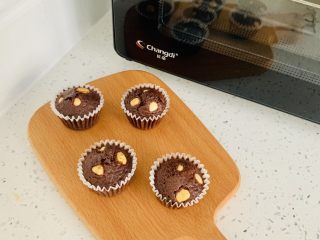 18、榛子????布朗尼蛋糕,成品是24克一个  大家借鉴 烘烤时间