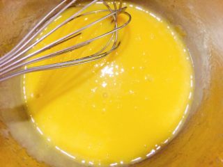 5、7寸中空戚风蛋糕(新手零失败),用手动打蛋器搅拌均匀