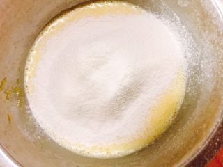 7、7寸中空戚风蛋糕(新手零失败),筛入低筋面粉