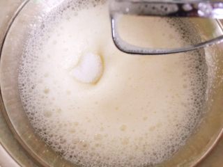 11、7寸中空戚风蛋糕(新手零失败),泡泡稍微细腻后加入第二次的细砂糖