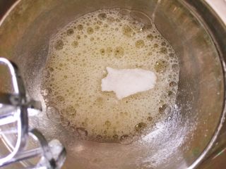 10、7寸中空戚风蛋糕(新手零失败),呈现这种大气泡时加入三分之一的细砂糖