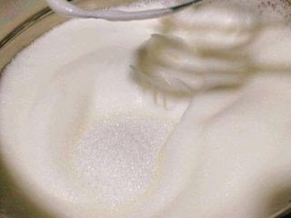 12、7寸中空戚风蛋糕(新手零失败),如图这个是加最后一次糖