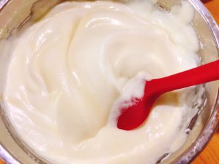 17、7寸中空戚风蛋糕(新手零失败),将拌好的蛋糕糊倒入打发好的蛋清里,再次搅拌均匀,采用上下抽底翻拌法,切记不要打圈