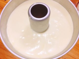 18、7寸中空戚风蛋糕(新手零失败),从高处倒入蛋糕糊,然后震出气泡