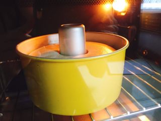 20、7寸中空戚风蛋糕(新手零失败),放入烤箱里,150度,上下火烤40分钟