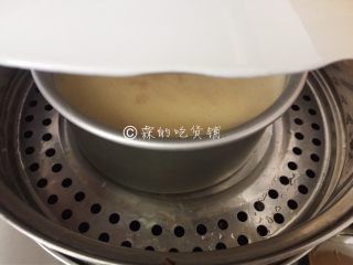 13、蜜红豆小米蒸蛋糕,冷水上锅，在模具上扣一个盘子以防水蒸气滴入，然后中大火蒸30分钟，再焖5分钟后开盖出锅，倒扣晾凉后脱模。