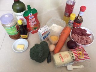 1、#食二星座#日式汉堡香酥肉饼（附红酒酱汁的做法）,准备好材料