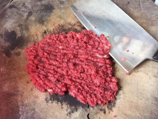 2、#食二星座#日式汉堡香酥肉饼（附红酒酱汁的做法）,牛肉和猪肉剁成肉泥