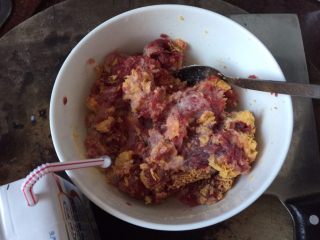 5、#食二星座#日式汉堡香酥肉饼（附红酒酱汁的做法）,加入纯牛奶一起搅拌均匀