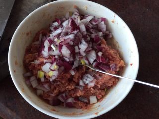 8、#食二星座#日式汉堡香酥肉饼（附红酒酱汁的做法）,加入切碎的洋葱搅拌均匀