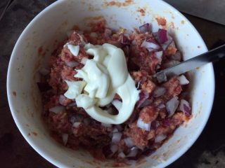 9、#食二星座#日式汉堡香酥肉饼（附红酒酱汁的做法）,挤入沙拉酱拌匀