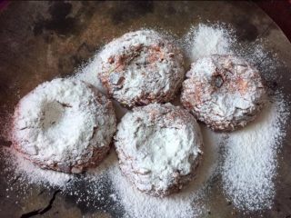 11、#食二星座#日式汉堡香酥肉饼（附红酒酱汁的做法）,在案板上撒上面粉，将肉饼放在案上，撒上面粉，注意在肉饼中间压个洞