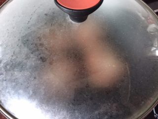 14、#食二星座#日式汉堡香酥肉饼（附红酒酱汁的做法）,盖上锅盖煎14分钟