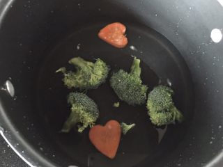 16、#食二星座#日式汉堡香酥肉饼（附红酒酱汁的做法）,锅里烧开水后将胡萝卜、西兰花加盐和油焯熟