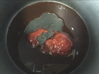 17、#食二星座#日式汉堡香酥肉饼（附红酒酱汁的做法）,锅里加入红酒和番茄酱、生抽、1匙蜜搅拌均匀