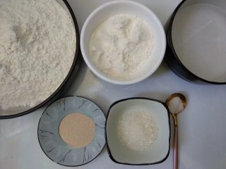 1、法式面包,准备食材。