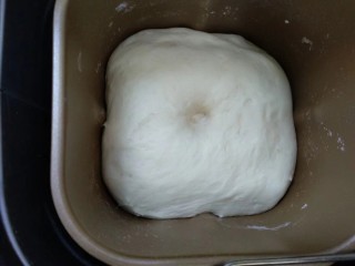 4、法式面包,放在面包机里发酵至原来2倍大，沾点面粉戳个洞不回缩说明发酵好了。