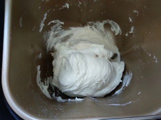 5、法式面包,启动面包机2分钟给面团排气。