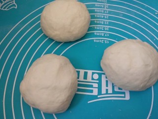 6、法式面包,将面团分成3份，盖上保鲜膜静置10分钟（如果粘手可以使用手粉操作。）