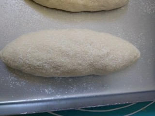 8、法式面包,筛上薄薄一层面粉。