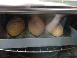 10、法式面包,放入提前预热180℃烤箱，中层上下火烤30分钟，表面上色即可。（具体时间根据自家烤箱调整）