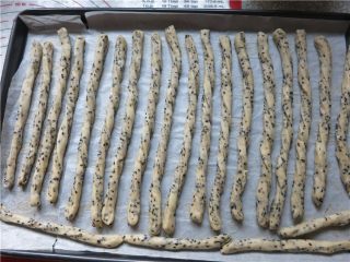 10、嘎嘣脆哒黑芝麻磨牙棒,依次摆放入烤盘中 