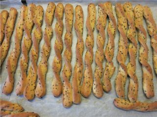 12、嘎嘣脆哒黑芝麻磨牙棒,出炉晾凉即可