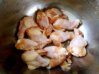 1、烤箱~孜然鸡翅根,准备好一份新鲜的鸡翅根，洗干净，控水备用