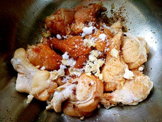 2、烤箱~孜然鸡翅根,加入所有的调料：生姜，切成小块摆成小碎，加花椒粒，盐，白糖，孜然辣味调料……