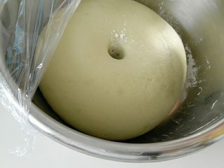 2、绿皮捣蛋猪奶黄花样餐包,发酵好的样子是，体积两倍大，手指戳下去，洞口不回缩。