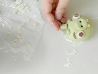 11、绿皮捣蛋猪奶黄花样餐包,最后贴上猪耳朵，冷水上锅，中小火蒸。