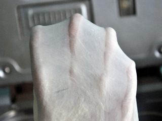 3、口袋三明治,选择揉面程序10分钟面团揉至完全阶段,拉出手套膜。