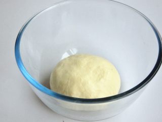 4、口袋三明治,将揉好的面团放入烤箱中进行第一次发酵,在面团上盖一层保鲜膜,烤箱里放一碗温水,30度1小时